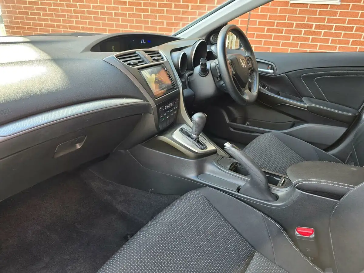 2017-honda-civic-18-i-vtec-se-plus-navi-hatchback-auto-big-8