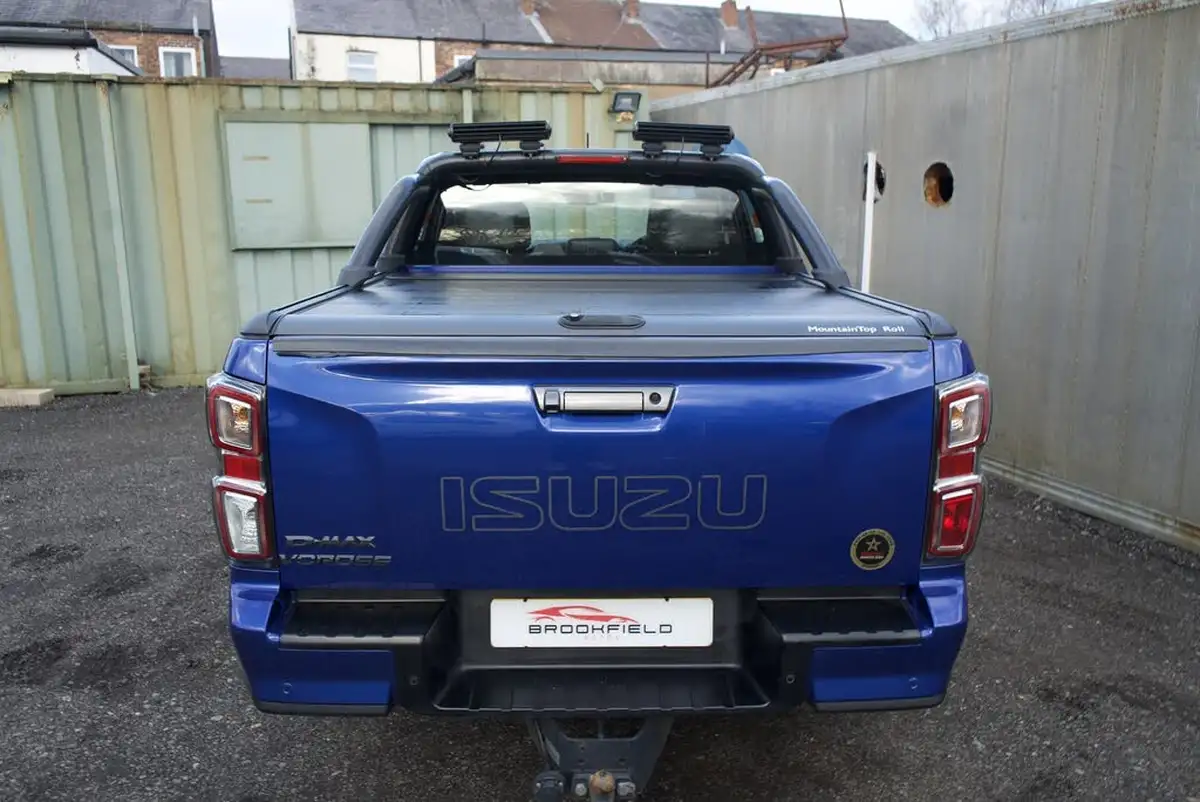 2023-isuzu-d-max-19td-v-cross-big-24