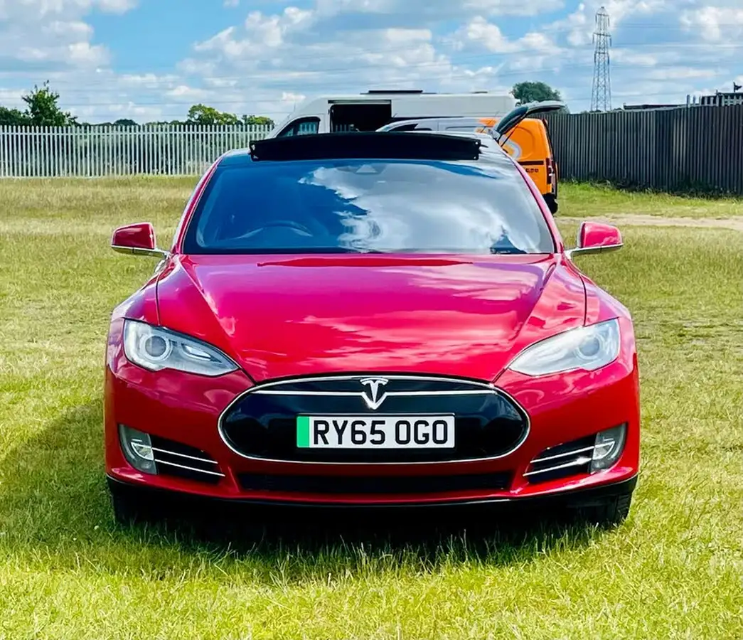 2015-tesla-model-s-e-p85d-nav-big-2