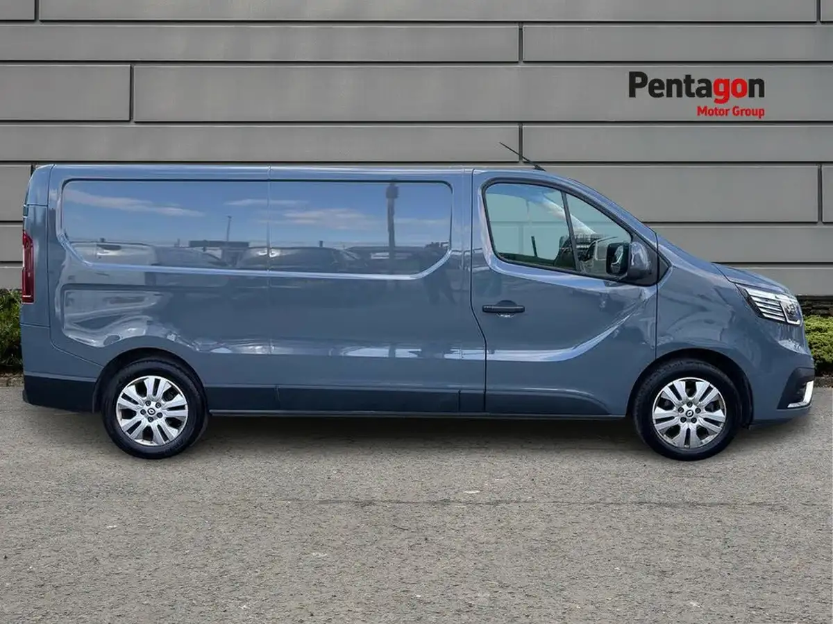 2022-renault-trafic-20dci-ll30-170-sport-panel-edc-auto-big-10