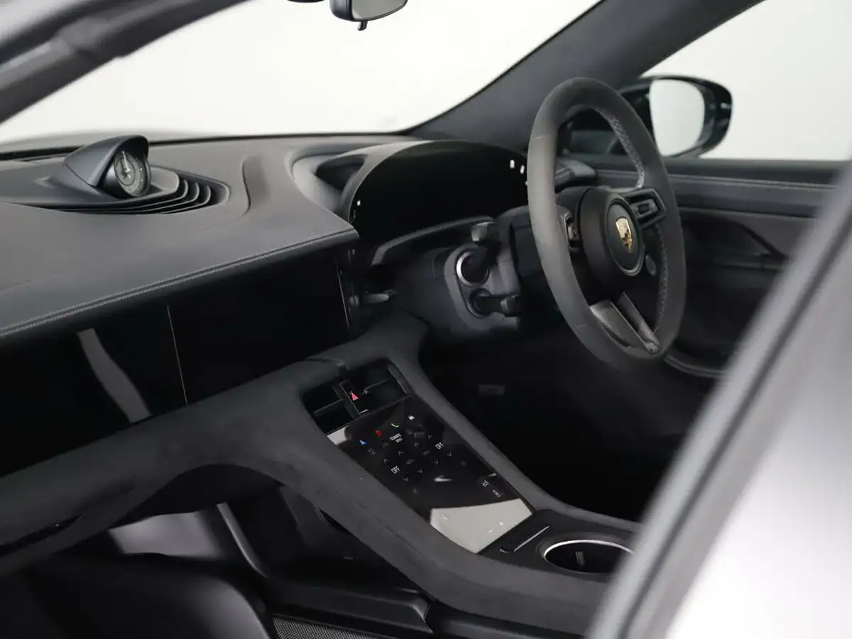 2023-porsche-taycan-e-gts-sport-turismo-big-25