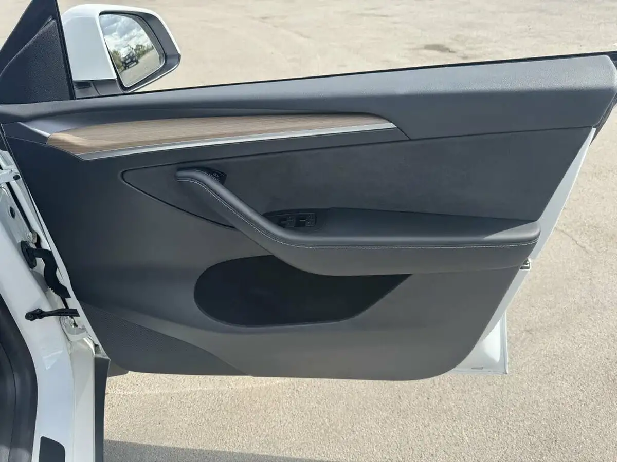 2022-tesla-model-y-e-long-range-big-41