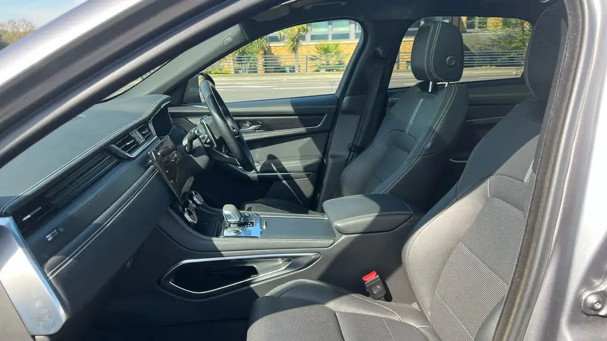 2022-jaguar-f-pace-20-p250-r-dynamic-black-big-2