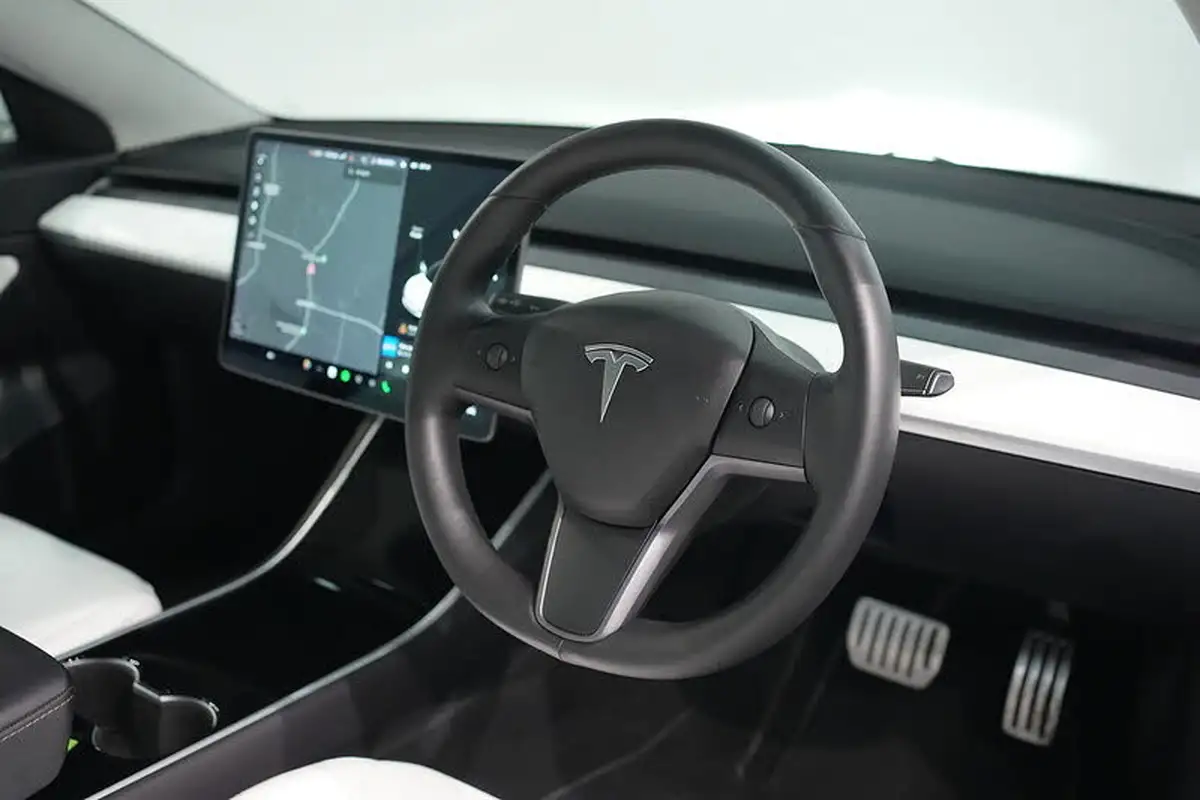 2020-tesla-model-3-e-performance-big-39