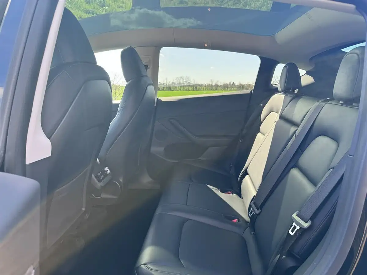 2022-tesla-model-y-e-long-range-big-14