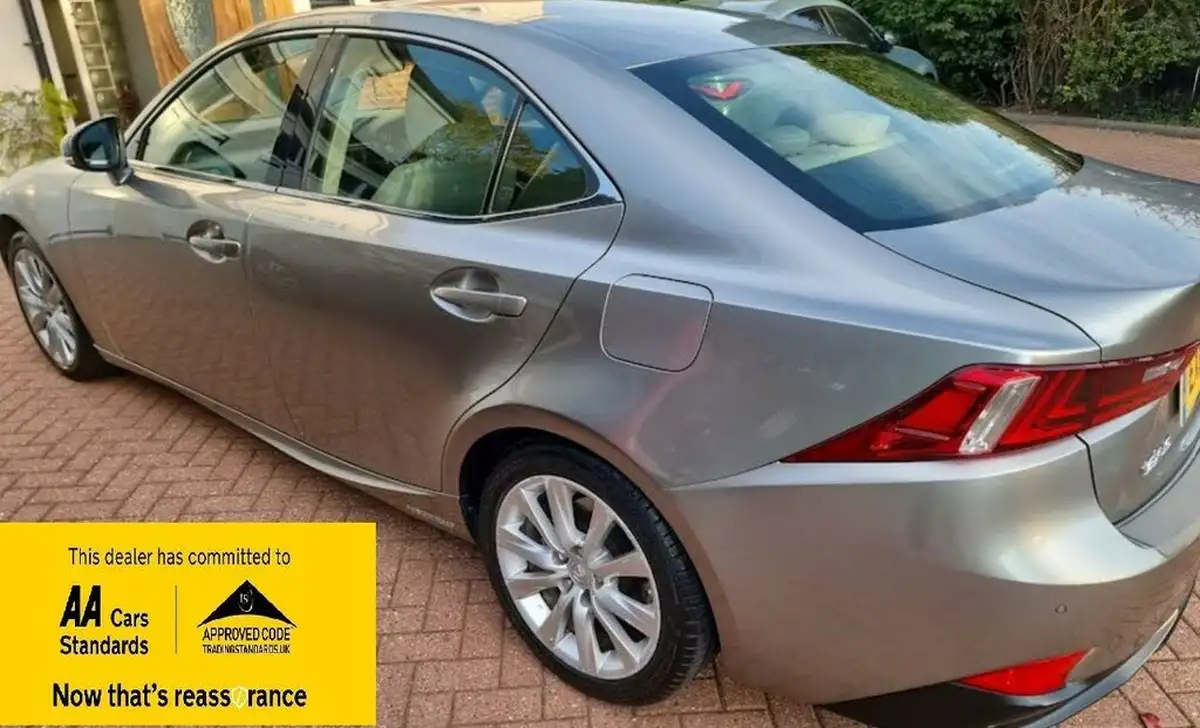 2015-lexus-is-300h-25-executive-edition-big-2