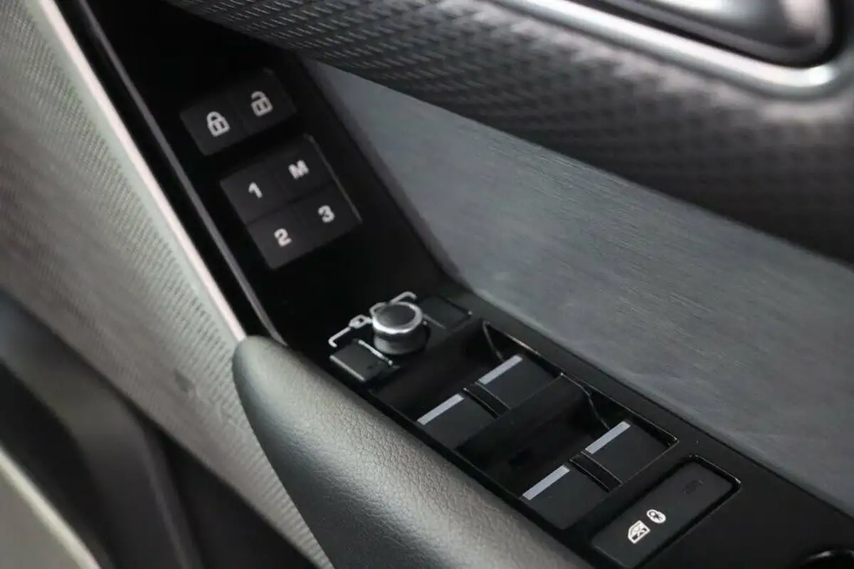 2021-land-rover-range-rover-velar-20-d200-velar-edition-big-37