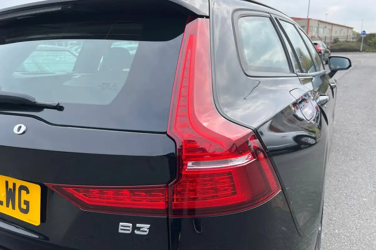 2022-volvo-v60-20-b3-momentum-161bhp-big-19