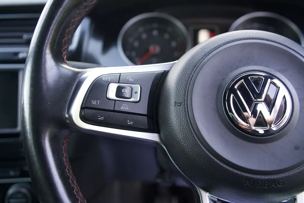 2016-volkswagen-golf-20-tsi-gti-220ps-hatchback-5d-big-42