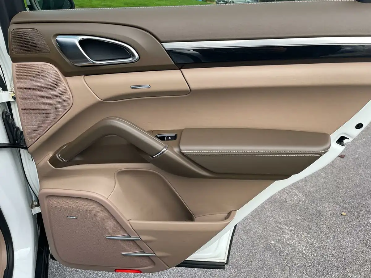 2012-porsche-cayenne-30td-big-39