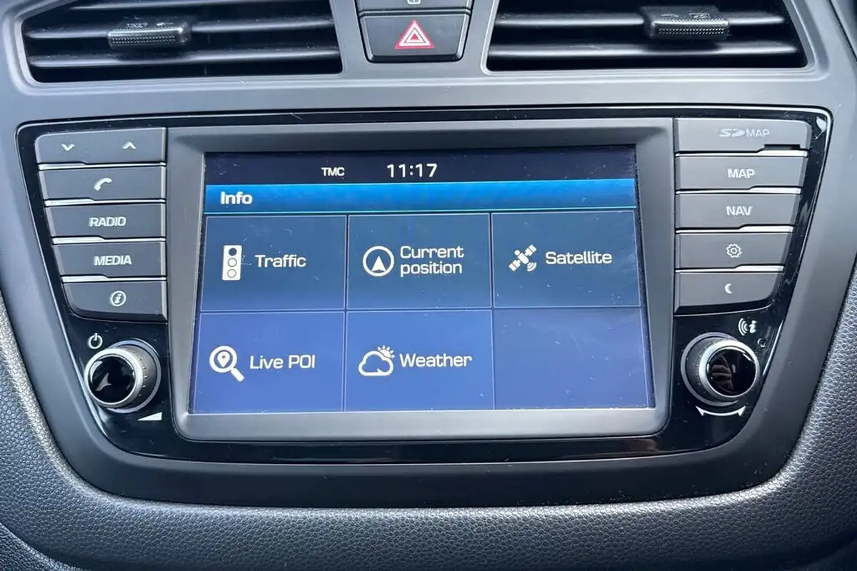 2017-hyundai-i20-12-premium-se-nav-big-16