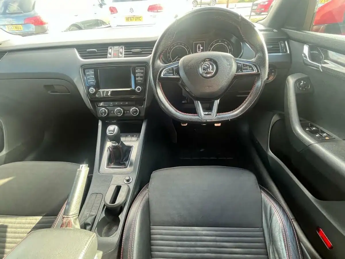 2016-skoda-octavia-20tdi-vrs-estate-big-16