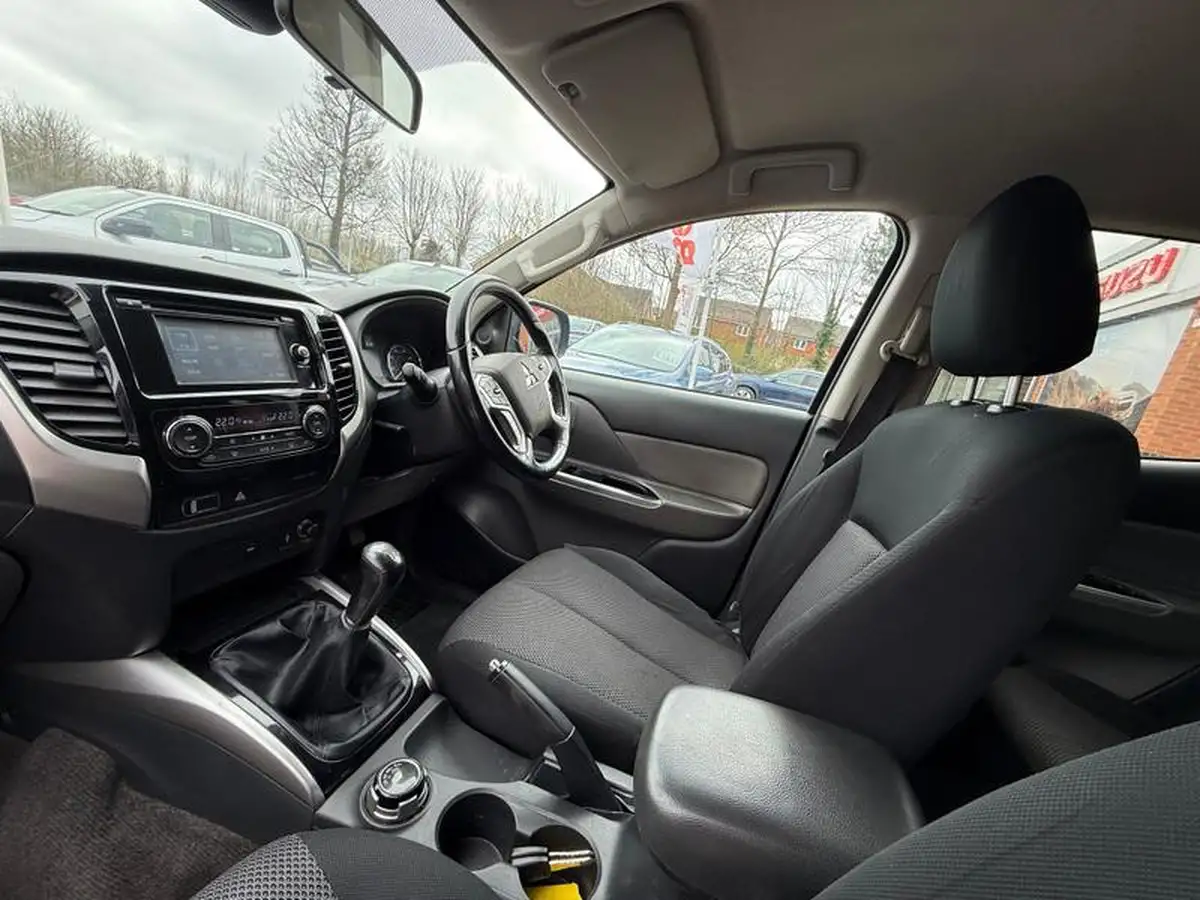 2018-mitsubishi-l200-24di-d-titan-eu6-big-3