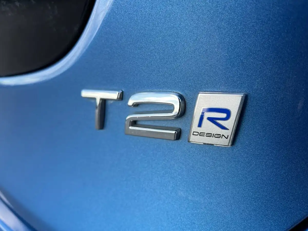 2018-volvo-v40-20-t2-r-design-nav-plus-big-22