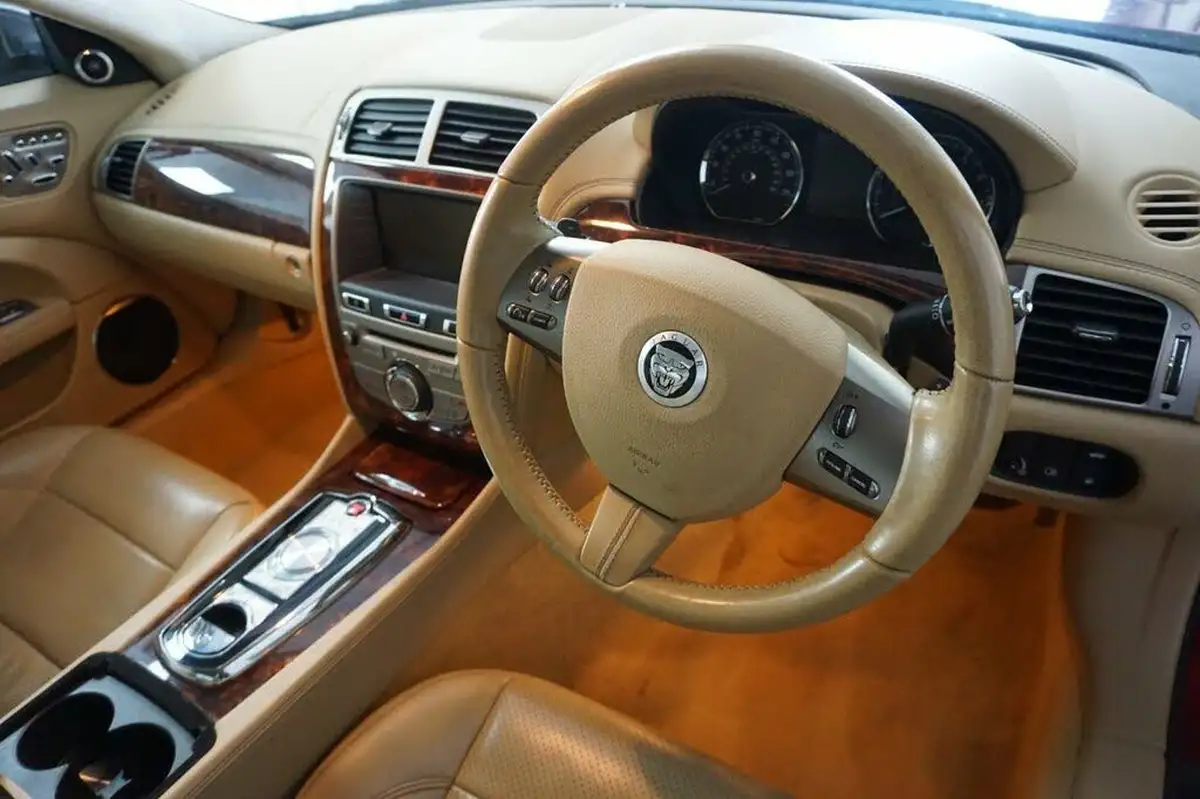 2010-jaguar-xk-50-portfolio-coupe-big-15