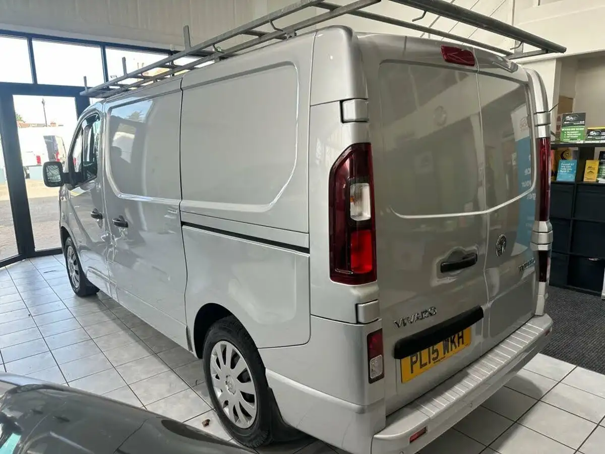 2015-vauxhall-vivaro-16cdti-sportive-2700-ecoflex-l1h1-120ps-big-39