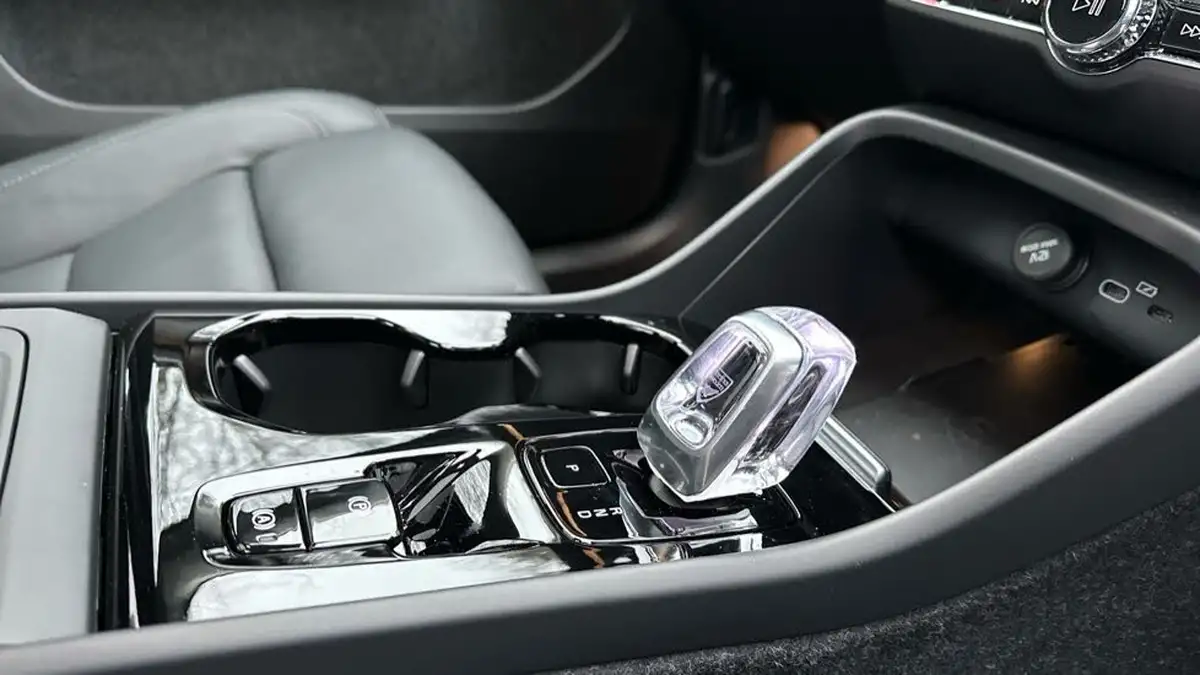 2024-volvo-xc40-20-b3-ultra-dark-big-13