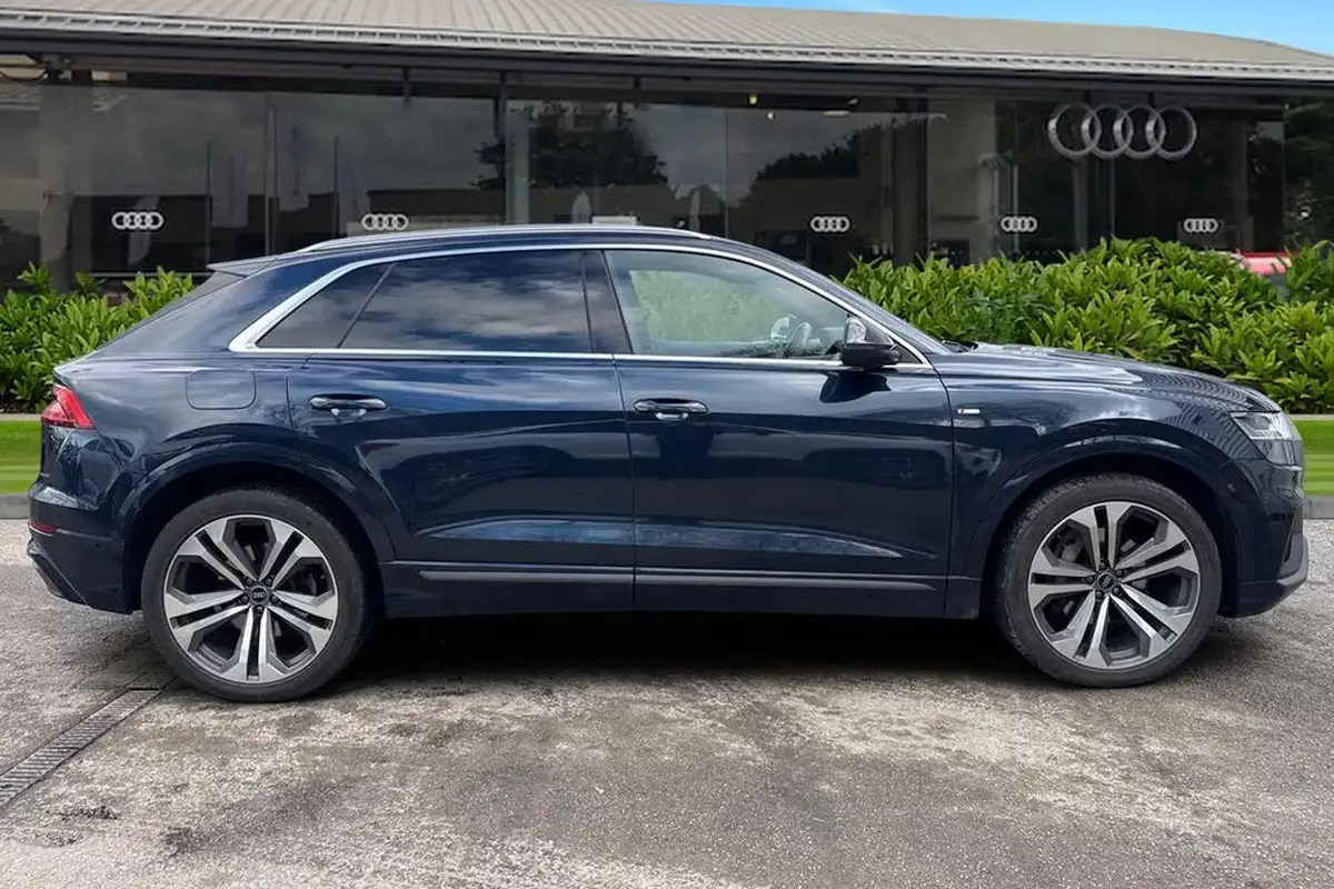 2022-audi-q8-30-55-tfsi-s-line-big-2