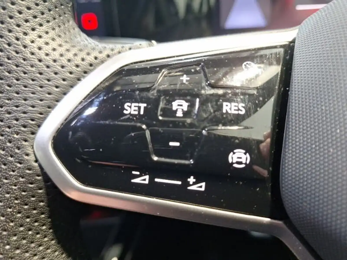 2024-volkswagen-golf-15-etsi-r-line-evo-hatchback-big-14