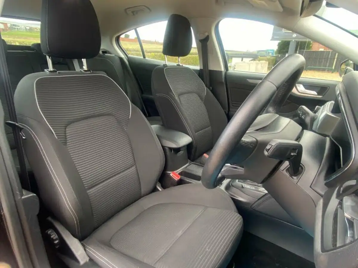 2019-ford-focus-10t-titanium-hatchback-big-22