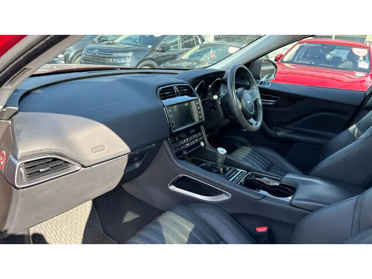 2016-jaguar-f-pace-20-i4d-portfolio-awd-big-8