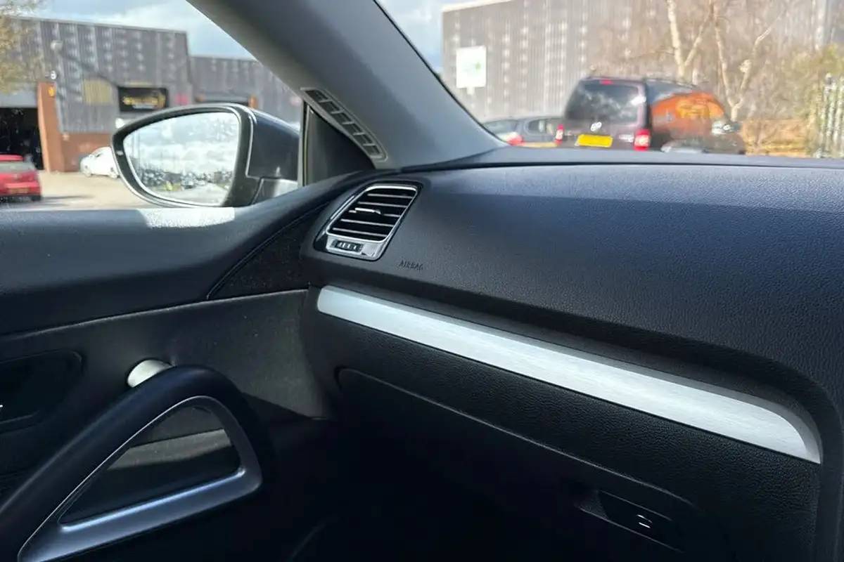 2015-volkswagen-scirocco-14-big-38