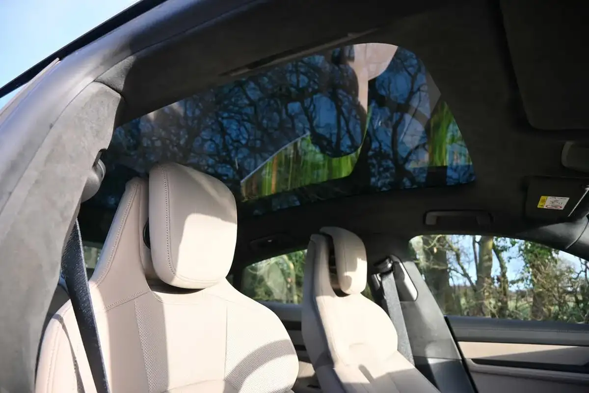 2021-porsche-taycan-e-turbo-big-17