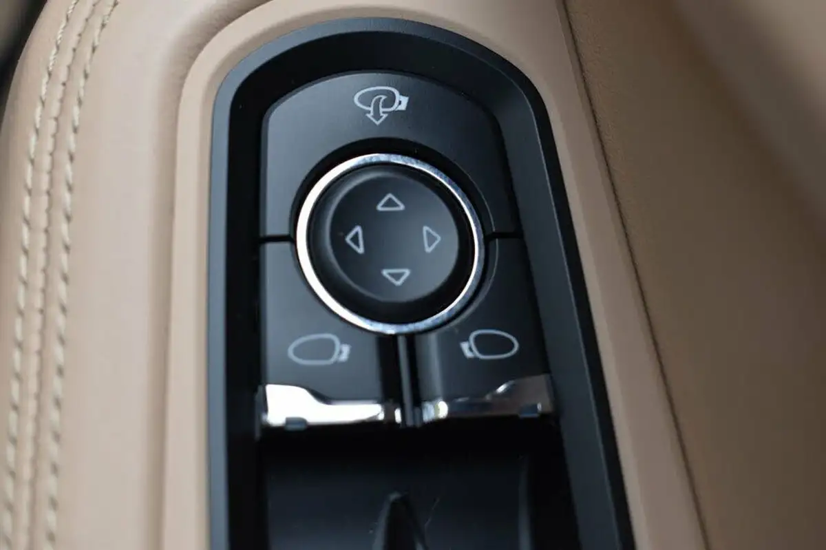 2020-porsche-macan-29-turbo-big-30
