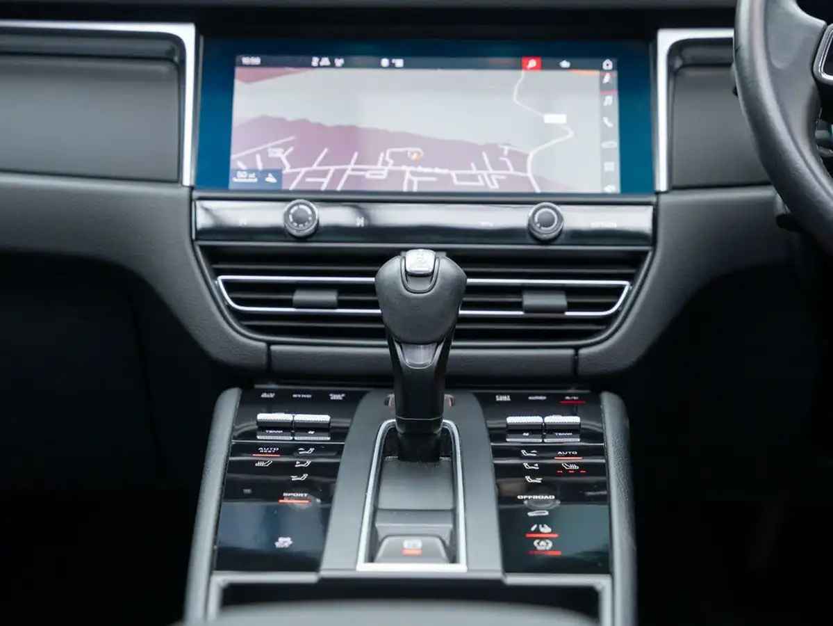 2023-porsche-macan-20-big-31