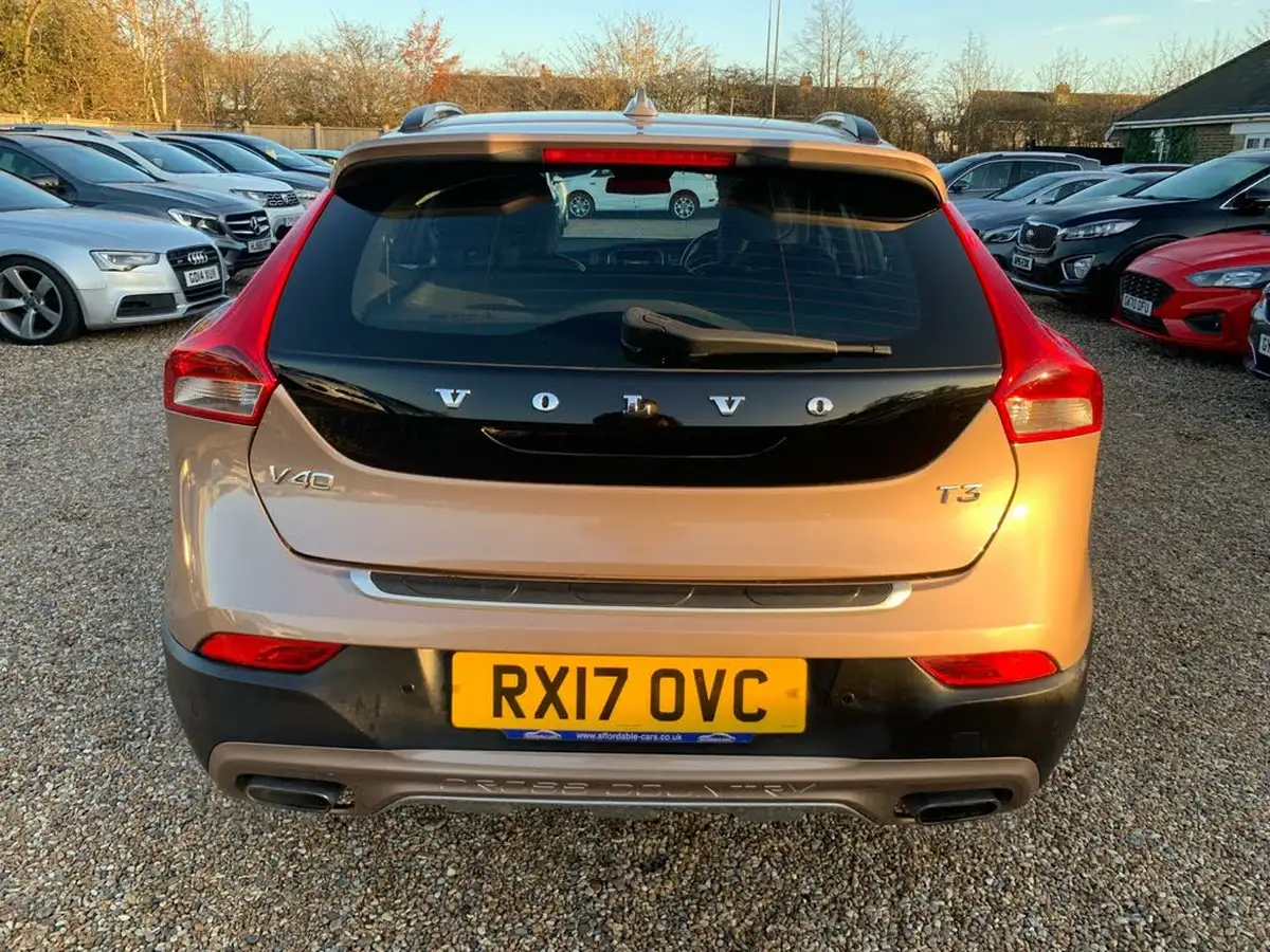 2017-volvo-v40-20-t3-cross-country-pro-big-3