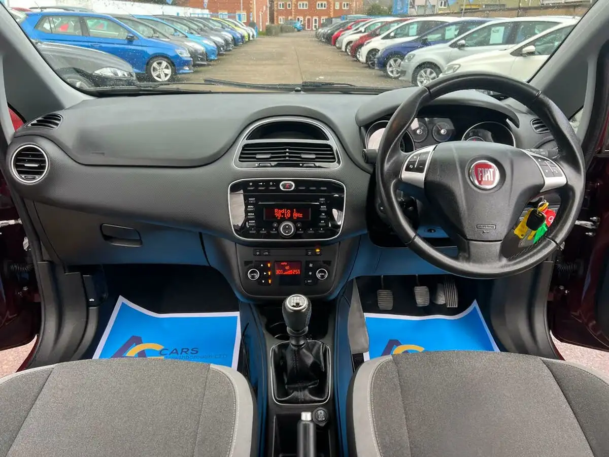2013-fiat-punto-14-easy-8v-77bhp-brio-3d-big-27