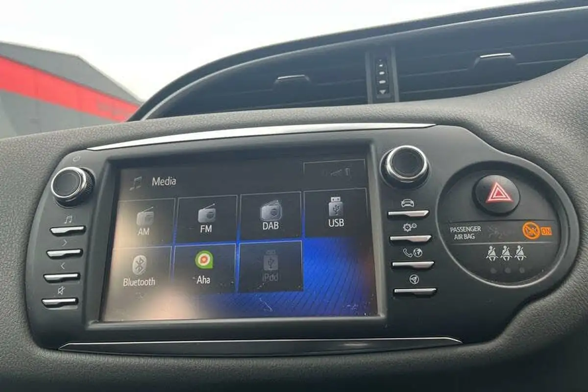 2019-toyota-yaris-15-vvt-i-icon-tech-111bhp-1496cc-big-27
