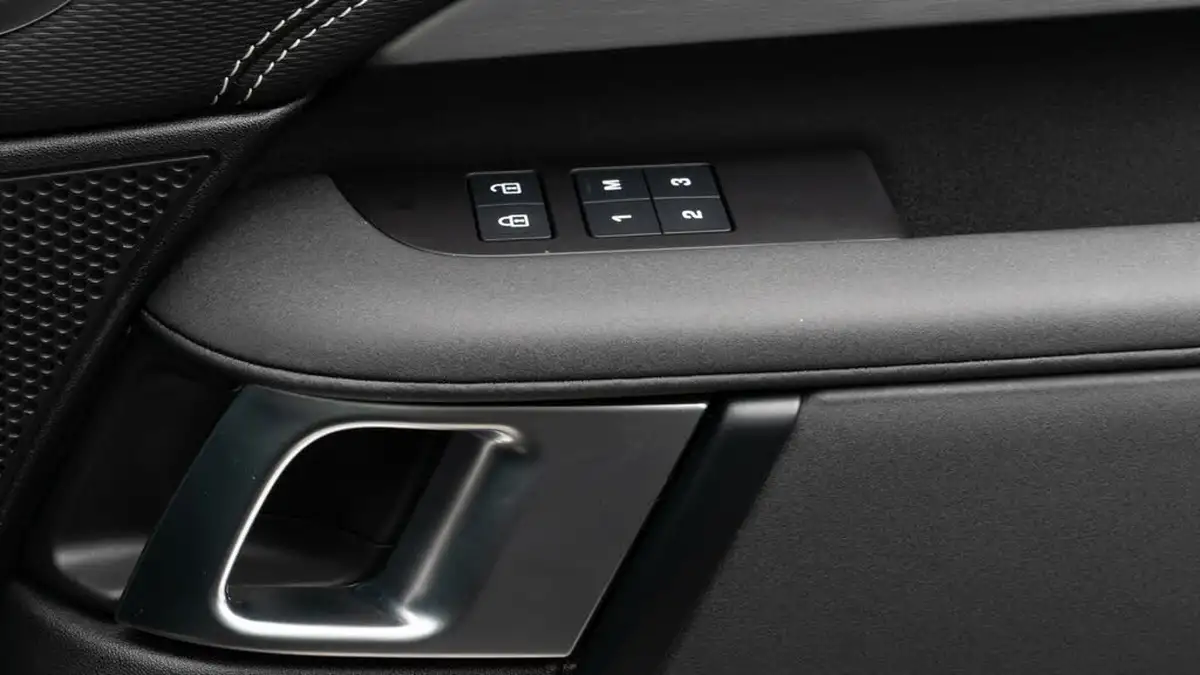 2024-land-rover-discovery-30-d300-dynamic-hse-big-25