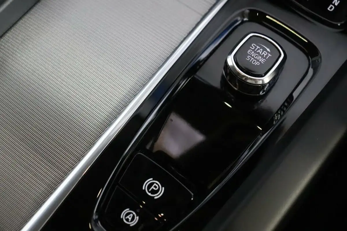 2022-volvo-xc60-20-b5-core-big-19