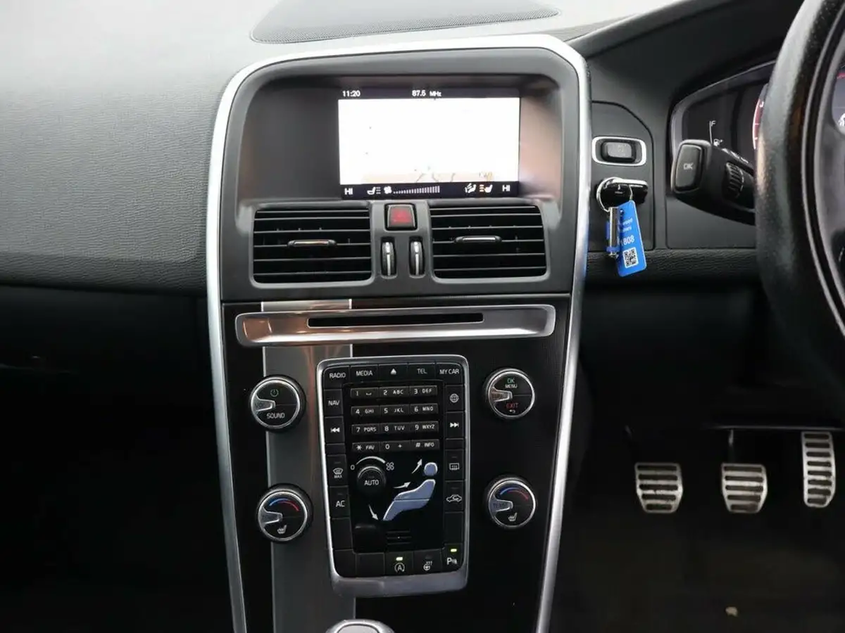 2017-volvo-xc60-20td-d4-r-design-nav-big-29