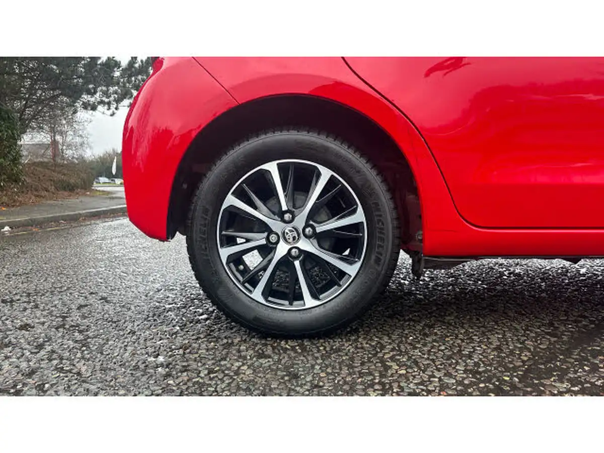 2019-toyota-yaris-15-vvt-i-icon-tech-111bhp-1496cc-cvt-big-6