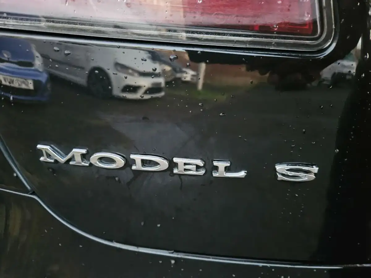 2017-tesla-model-s-e-100d-big-9