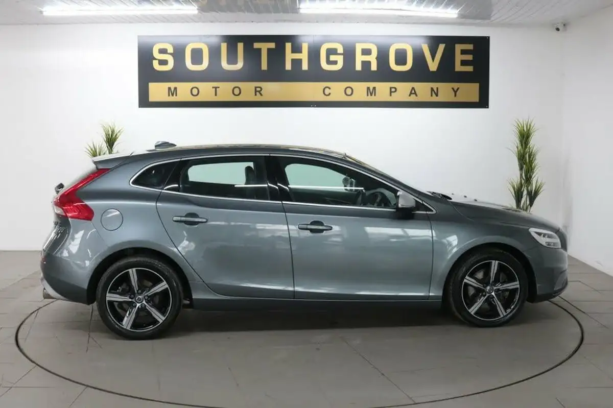 2018-volvo-v40-15-t2-r-design-big-3