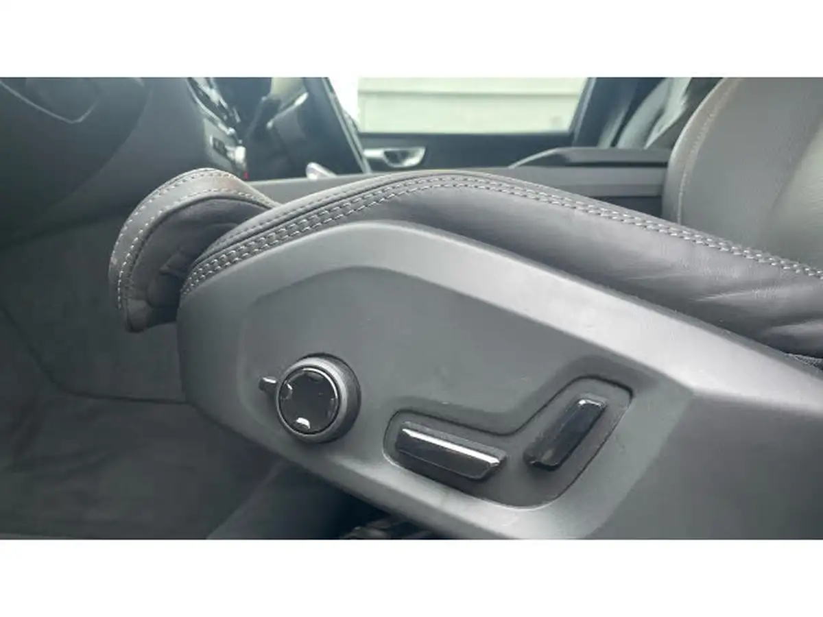 2024-volvo-xc60-20-t8-ultra-dark-big-37