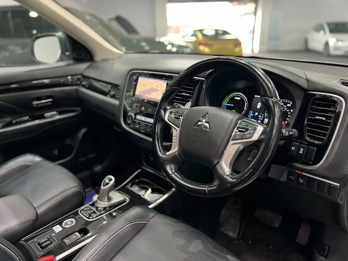 2017-mitsubishi-outlander-20-4hs-phev-5st-big-2
