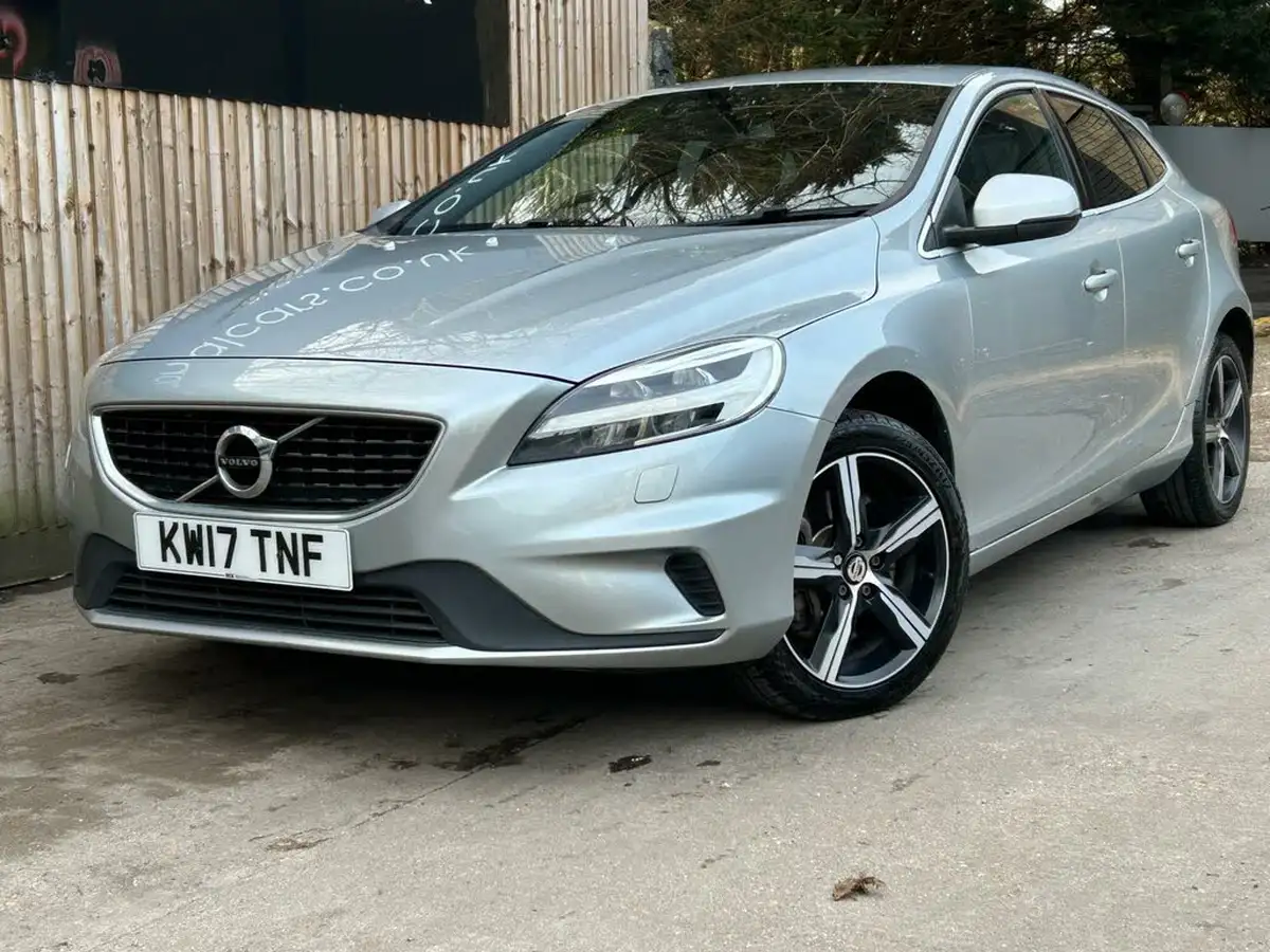 2017-volvo-v40-20td-d3-r-design-nav-plus-big-0