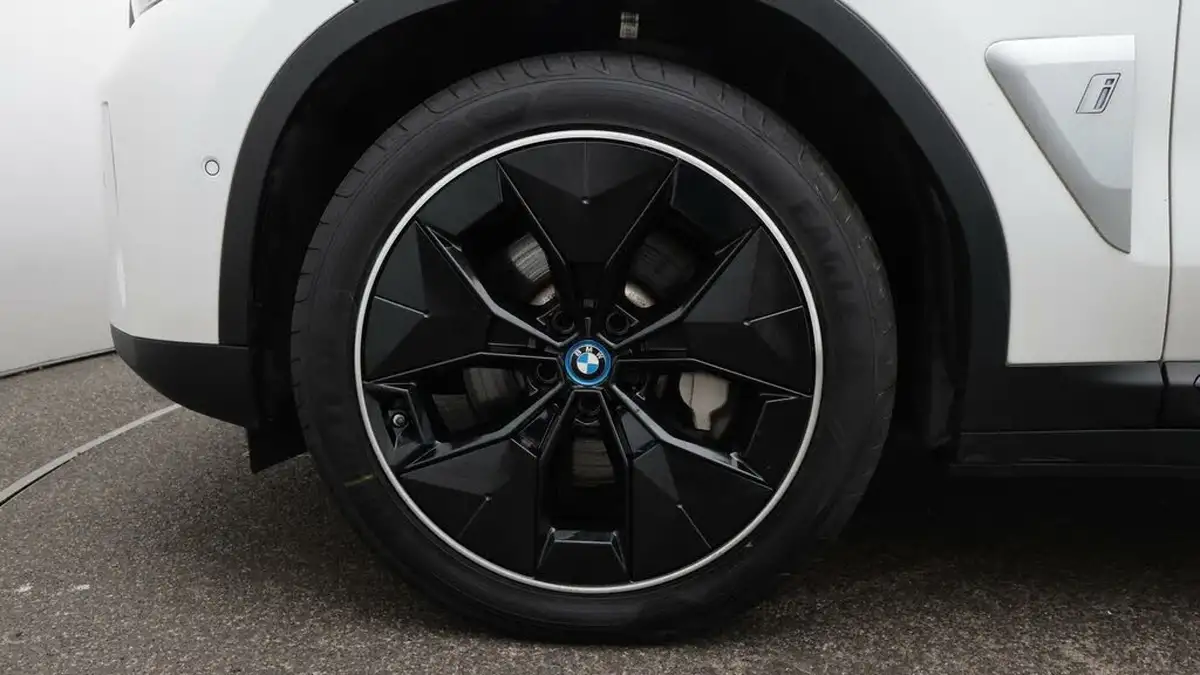 2021-bmw-ix3-e-premier-edition-big-18
