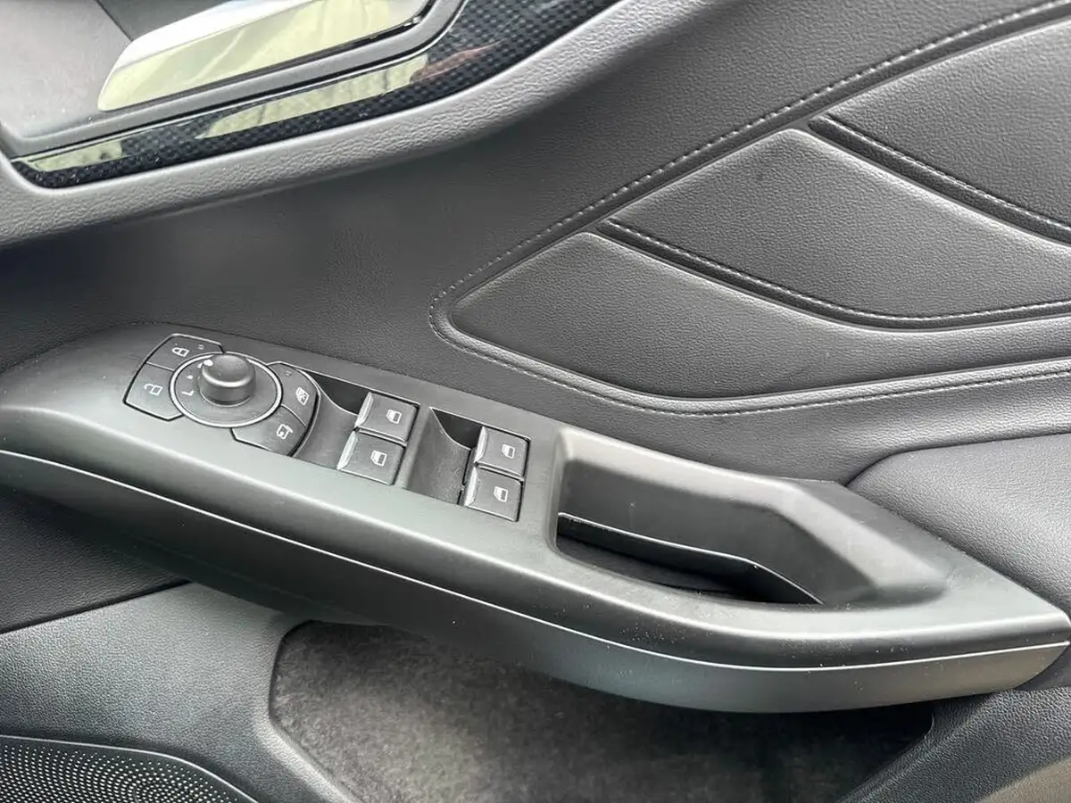 2022-ford-focus-23t-st-hatchback-auto-big-24
