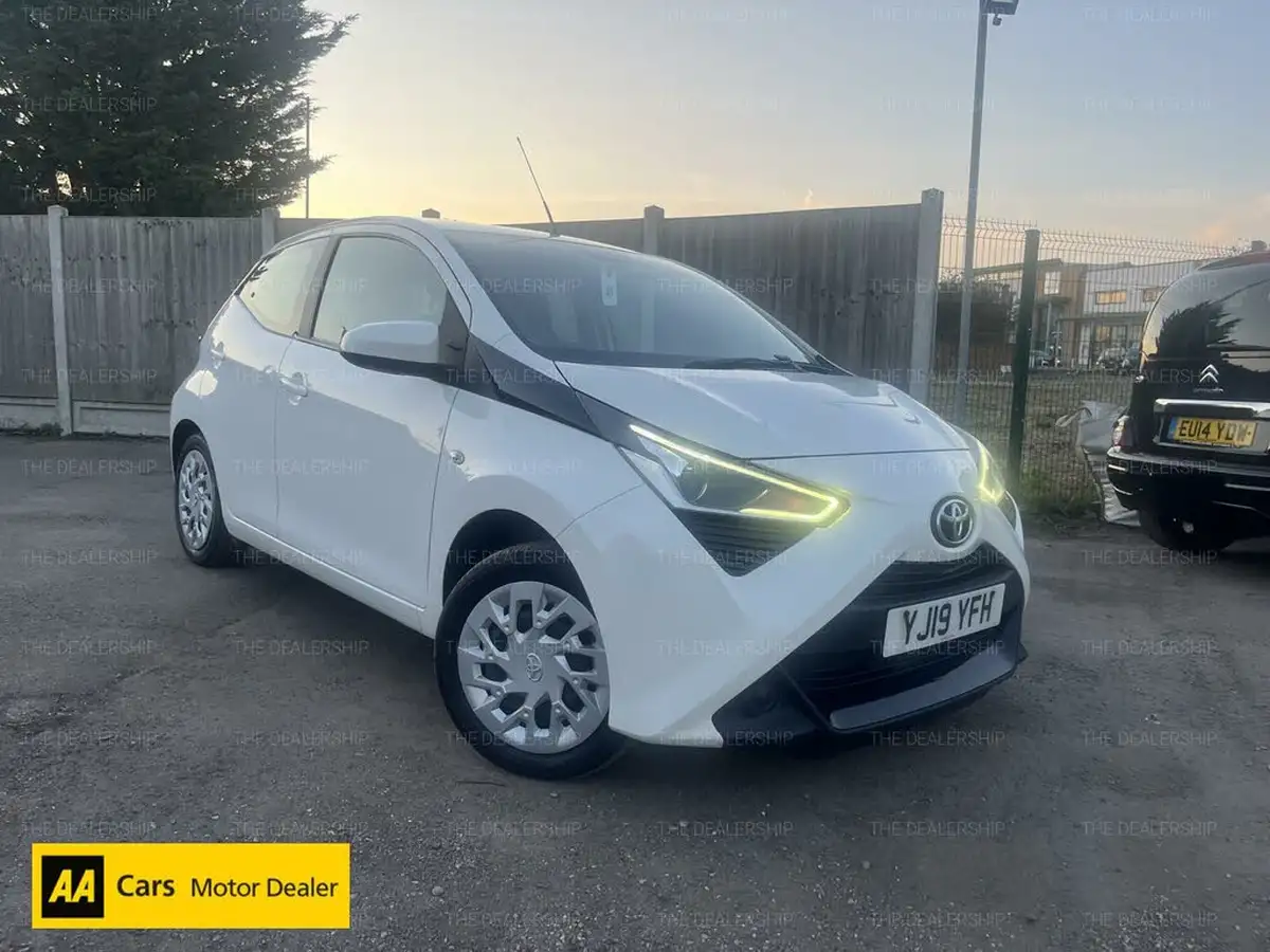 2019-toyota-aygo-10-vvt-i-x-play-big-0