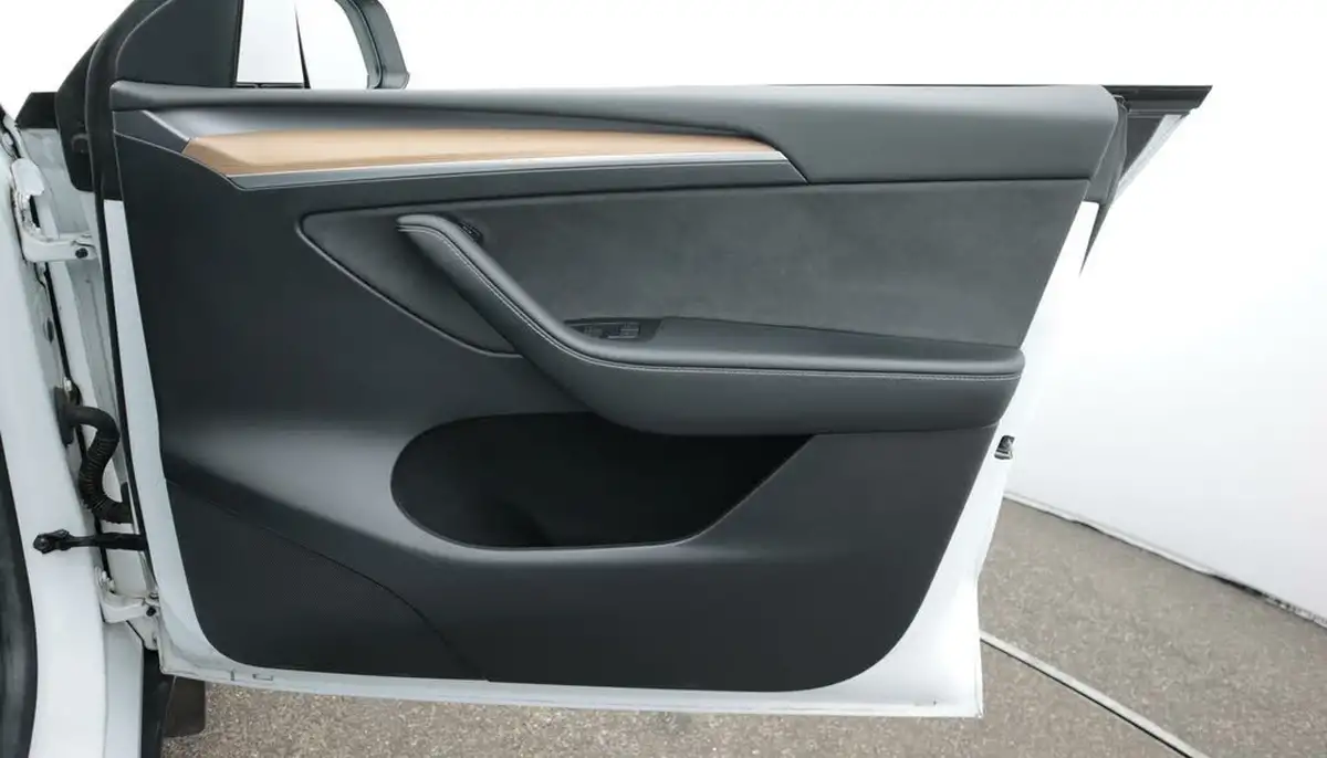 2022-tesla-model-y-e-long-range-big-15