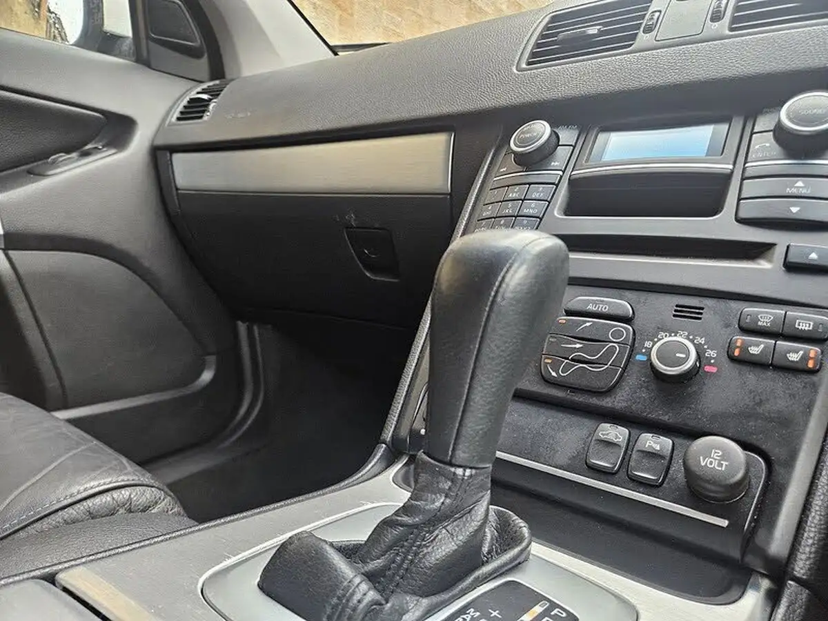 2014-volvo-xc90-24td-es-big-13