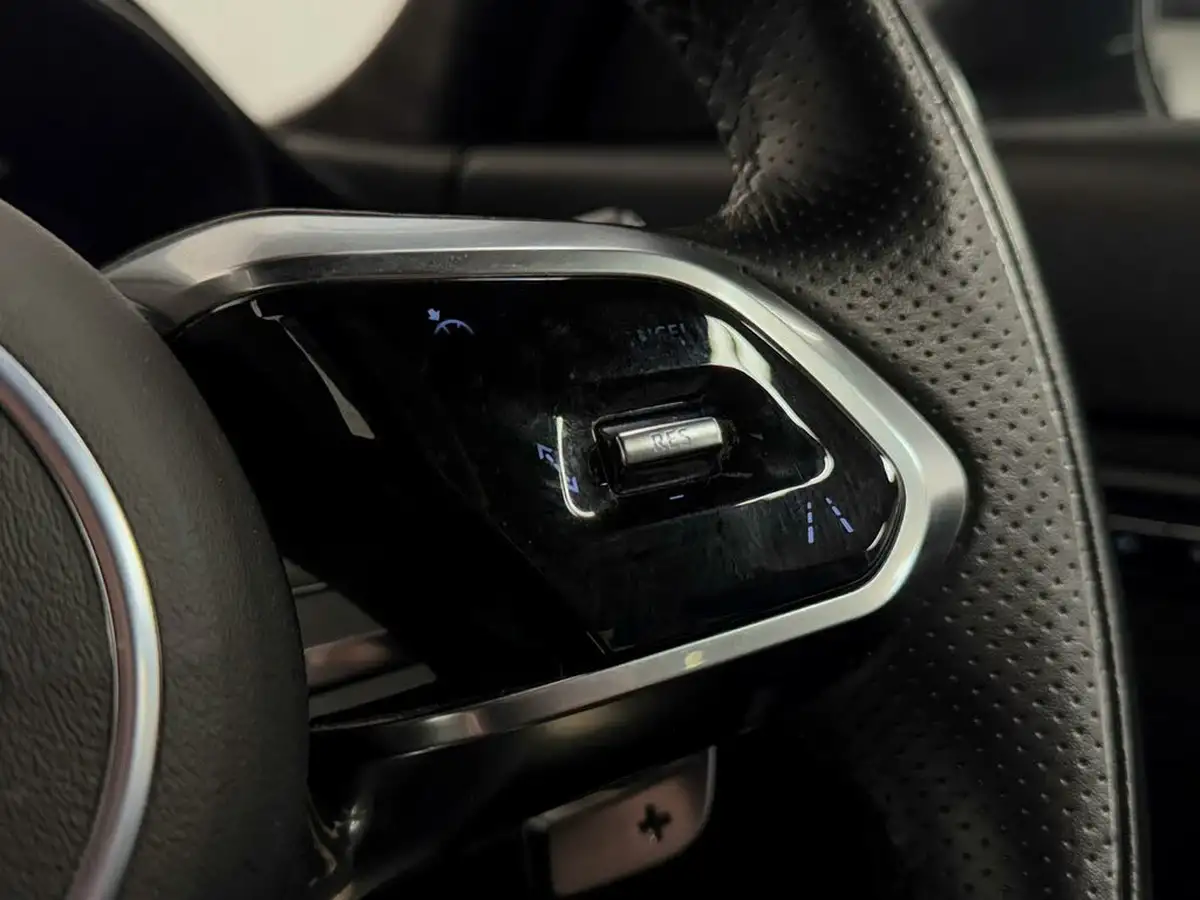 2021-jaguar-e-pace-15-p300e-r-dynamic-hse-big-32