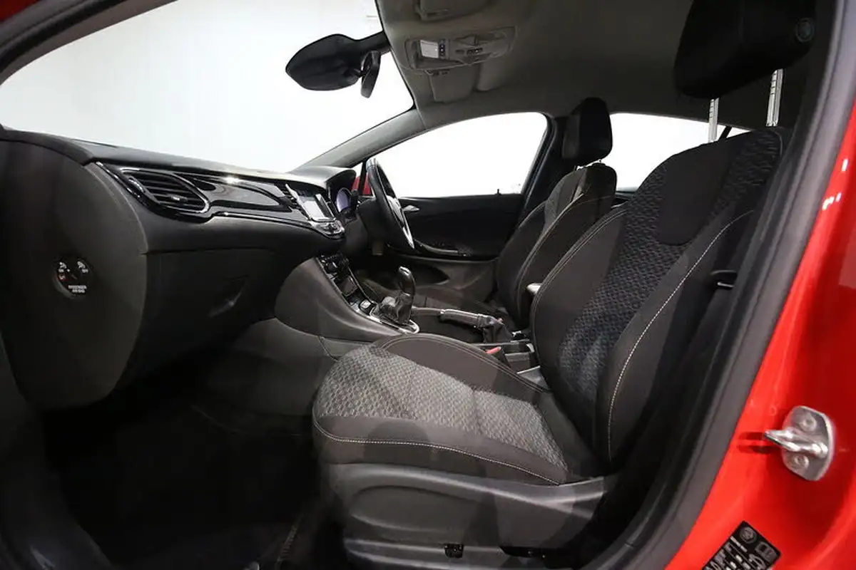 2019-vauxhall-astra-14i-16v-turbo-sri-hatchback-big-17