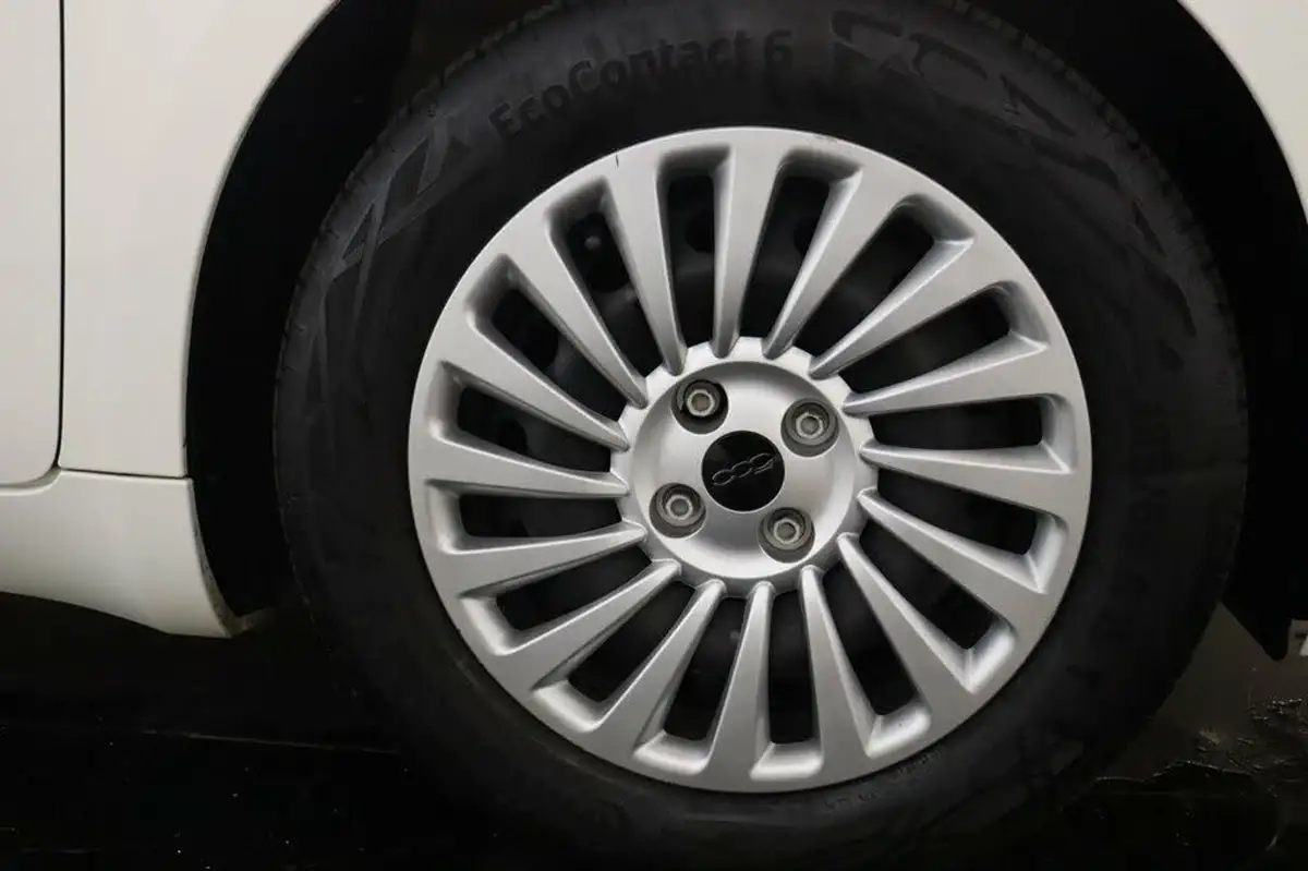 2021-fiat-500-e-action-big-26