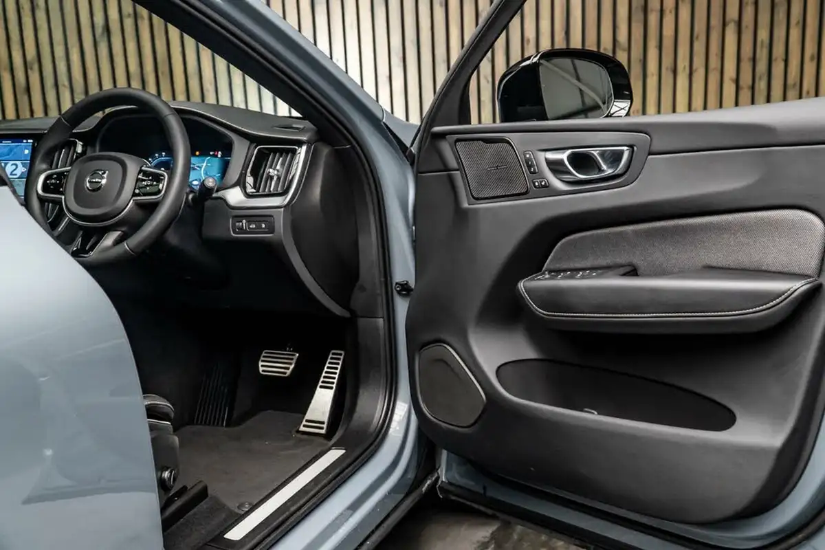 2021-volvo-xc60-20-t8-polestar-engineered-455bhp-big-30